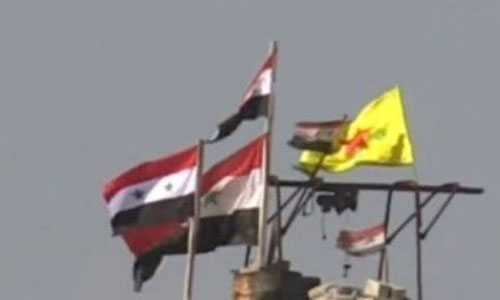 bandera nacional siria junto a la bandera kurda en Manbej La alianza de kurdos-Al Assad es una pesadilla para Turquía y el régimen sionista